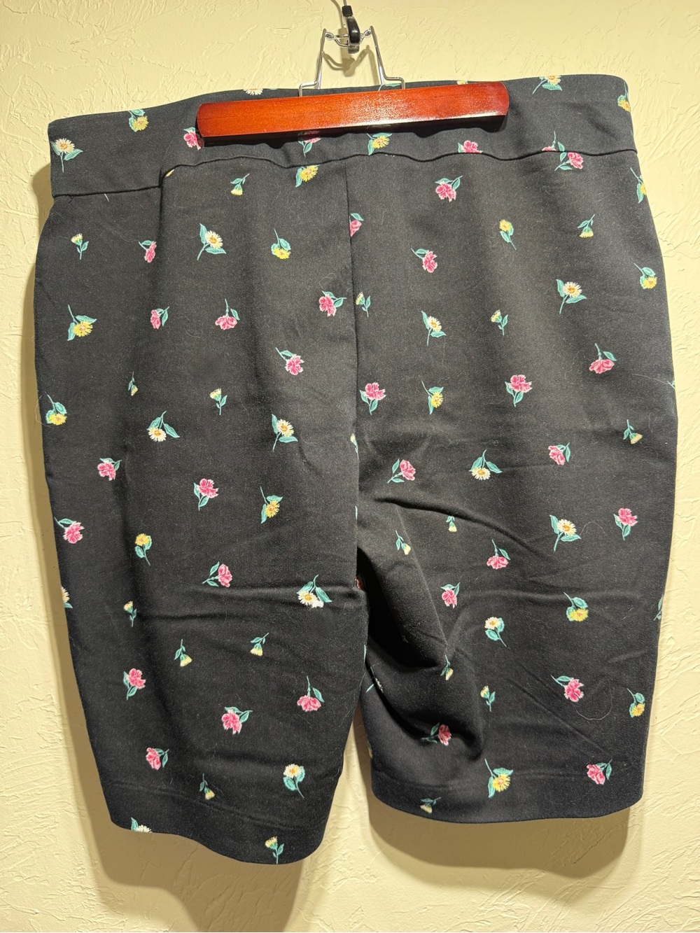 Croft & Barrow “Effortless Stretch Bermuda” Black Floral Pull-On Shorts Size 16W